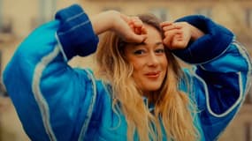La chanteuse Luiza dans le clip de "Soleil Bleu", parmi les tubes de l'été 2025.