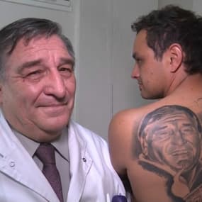 Son médecin lui a sauvé la vie... Il se fait alors tatouer son portrait dans le dos