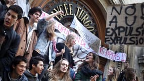Des lycéens manifestent devant le Lycée Turgot à Paris