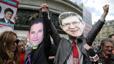 des manifestants arborant des masques à l'effigie de benoït Hamon et Jean-Luc Mélenchon en 2017.