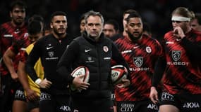 L'entraîneur du Stade Toulousain Ugo Mola, entouré de ses joueurs avant le match de la 13e journée du Top 14 à domicile contre le Stade Français, le 11 février 2022 au Stadium