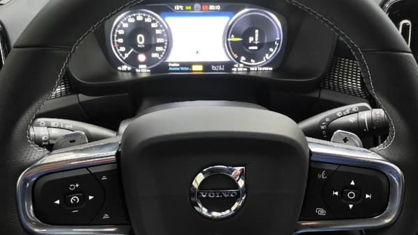 Derrière le volant, les compteurs numériques de ce XC40. Derrière le volant, les compteurs numériques de ce XC40.