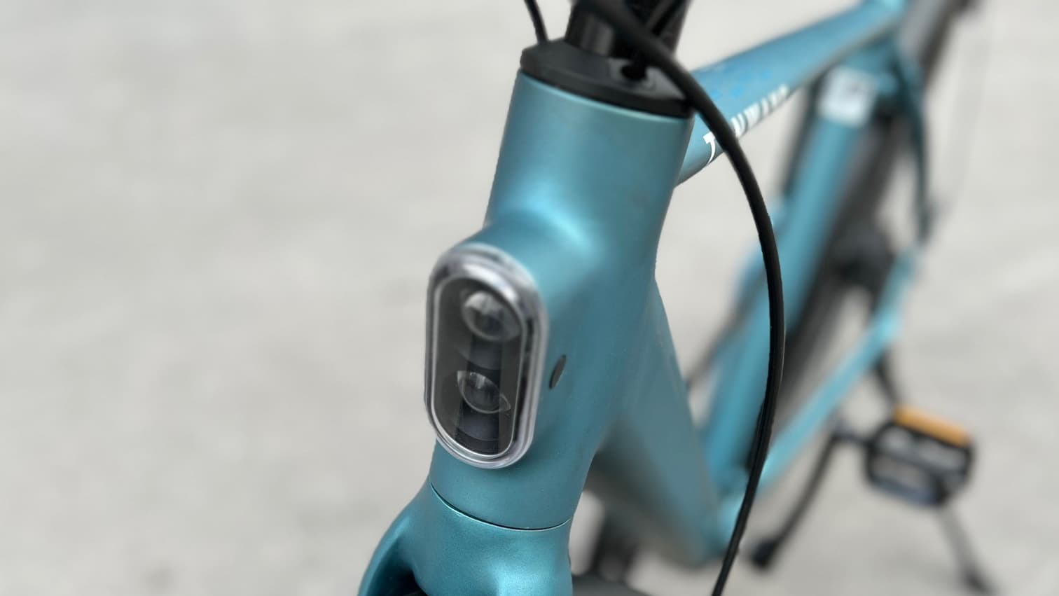 Le feu avant est intégré dans le cadre