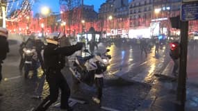 Des forces de l'ordre sur les Champs-Elysées ce samedi 22 décembre