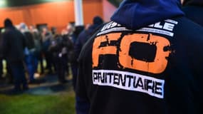 Un gardien de prison portant le logo du syndicat  (FO) à Vendin-le-Vieil dans le Pas-de-Calais, le 12 janvier 2018
