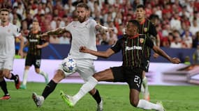 Sergio Ramos et Morgan Guilavogui au duel lors de Séville-Lens, le 20 septembre 2023.