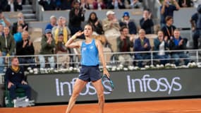 La Française Loïs Boisson demande l'appui du public pendant son match contre Mirra Andreeva à Roland-Garros, le 4 juin 2025
