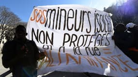 De jeunes migrants tiennent une banderole "SOS Mineurs isolés", le 28 février 2019 devant le tribunal de Marseille. 