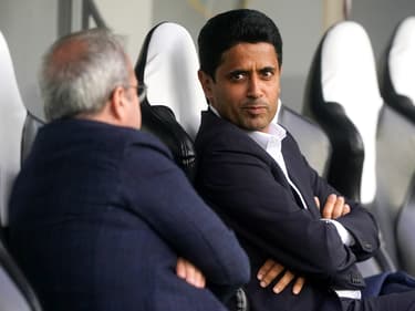Luis Campo (de dos) et Nasser Al-Khelaïfi en marge d'un match du PSG en octobre 2023