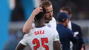 Harry Kane console Bukayo Saka après son tir au but raté en finale de l'Euro contre l'Italie, le 11 juillet 2021.
