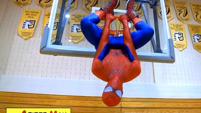 Jordan Kilganon dunke déguisé en Spiderman