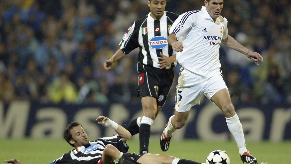 Zinédine Zidane (en blanc) avec le Real Madrid face à la Juventus de David Trezeguet et Alessandro Del Piero (au sol) en demi-finale aller de la Ligue des champions en mai 2003