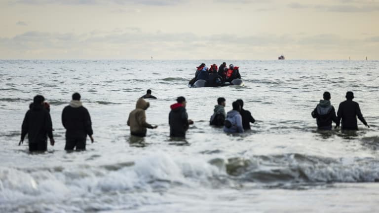Des migrants candidats à la traversée de la Manche cherchent à rejoindre une embarcation le 26 avril 2024 à Loon-Plage, dans le Nord