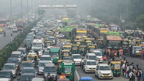 Un embouteillage à New Delhi, enveloppée dans un épais nuage de pollution, le 12 novembre 2021
