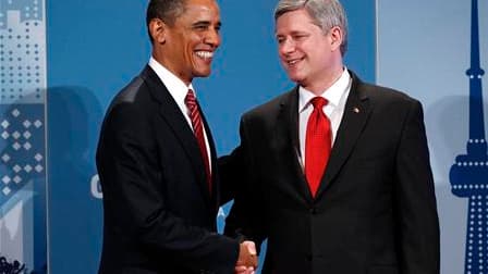 Le Premier ministre Stephen Harper accueille le président américain Barack Obama au sommet du G20, à Toronto. Au menu des discussions, les politiques de consolidation de la croissance et la régulation bancaire et financière. /Photo prise le 26 juin 2010/R