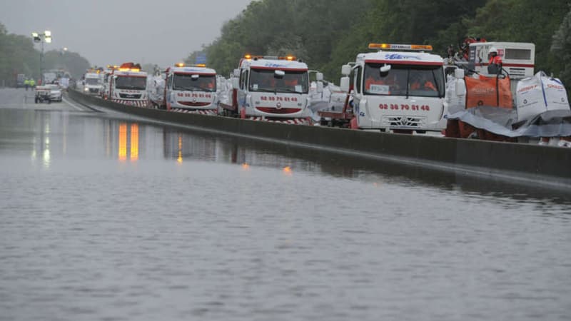 Une portion de l'autoroute A10 à Gidy, prête à être évacuée, le 5 juin 2016