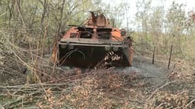 Un char russe à l'abandon dans la région de Kherson dans une localité reprise par les forces ukrainiennes, octobre 2022