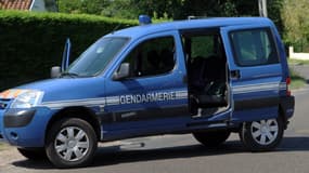 Un gendarme a été renversé dimanche dans la nuit par un véhicule à Saint-André-de-Cubzac, en Gironde, et le chauffard est activement recherché.