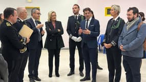 Gérald Darmanin et le maire de Grasse, Jérôme Viaud, ce jeudi 27 novembre à la prison de Grasse. 