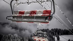 Un télésiège vide dans la station de ski d'Avoriaz dans les Alpes françaises le 11 février 2021 