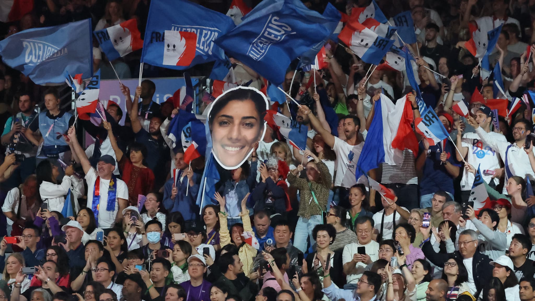 Le public de l'Arena Champ de Mars au soutien de Shirine Boukli et Luka Mkheidze, le 27 juillet 2024 aux Jeux olympiques de Paris