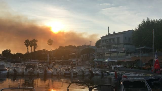 La fumée de l'incendie visible depuis Saint-Cyr-sur-Mer, dans le département voisin du Var.