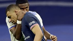 Le défenseur autrichien du Real Madrid, David Alaba, réconforte l'attaquant du Paris Saint-Germain, Kylian Mbappé, après l'élimination du PSG (1-0, 1-3) en 8e de finale retour de la Ligue des Champions, le 9 mars 2022 au Stade Santiago Bernabeu