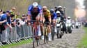 Van der Poel, Van Aert et Degenkolb lors de Paris-Roubaix 2023.