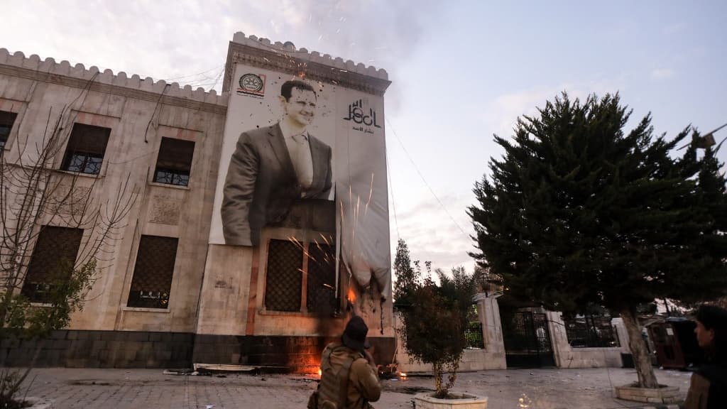 Un portrait de Bachar al-Assad incendié par les rebelles à Hama, le 5 décembre 2024
