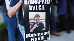 Un manifestant tient une pancarte en soutien à l'étudiant palestinien Mahmoud Khalil, menacé d'expulsion, à New York le 24 avril 2025
