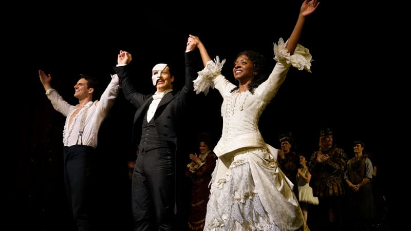 John Riddle, Laird Mackintosh et Emilie Kouatchou pour la dernière représentation de la comédie musicale Le Fantôme de l'Opéra au Majestic Theater de New York, le 16 avril 2023.