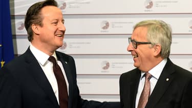 Le Premier ministre britannique David Cameron, et le président de la Commission européenne Jean-Claude Junker, le 22 mai, à Riga, en Lettonie.