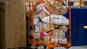 Des colis en attente de livraison sur une plateforme Colissimo au Thillay, en banlieue parisienne, le 5 décembre 2024.
