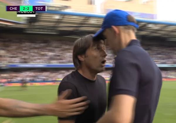 Antonio Conte et Thomas Tuchel se chauffent à la fin de Chelsea-Tottenham, le 14 août 2022