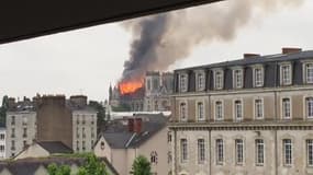 La toiture de la basilique Saint-Donatien en feu - Témoins BFMTV