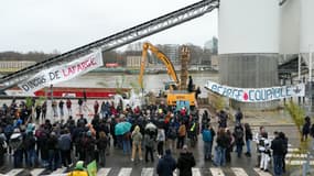 Des membres du groupe Les Soulèvements de la Terre manifestent sur un site de l'usine Lafarge à Paris, le 10 décembre 2023