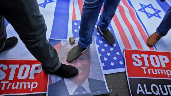 Une photo de Donald Trump piétinée, à Gaza, le 7 décembre 2017. Une photo de Donald Trump piétinée, à Gaza, le 7 décembre 2017.