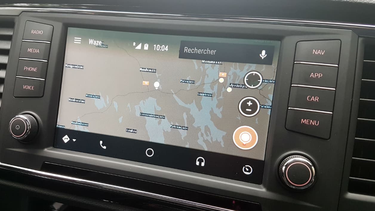 Grâce à Android Auto, Waze est accessible directement sur l'écran de l'Ateca. A noter qu'il signale toujours la présence des radars, un outil bien utile en Finlande. Grâce à Android Auto, Waze est accessible directement sur l'écran de l'Ateca. A noter qu'il signale toujours la présence des radars, un outil bien utile en Finlande.