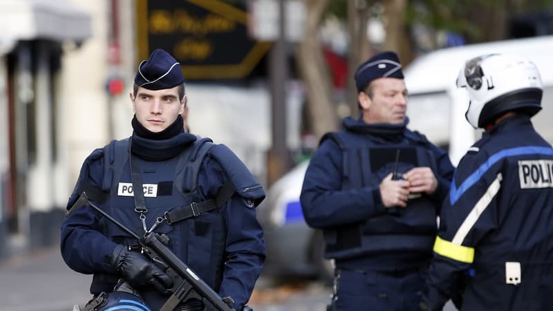 Des policiers devant le Bataclan à Paris