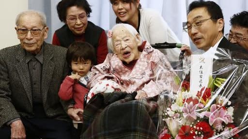 Misao Okawa, photographiée le 4 mars 2015, la veille de son 117 anniversaire, avec des membres de sa famille à Osaka, ouest du Japon