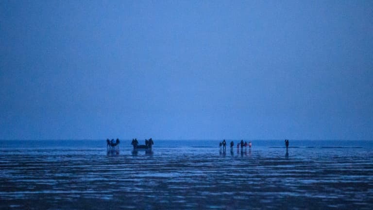 Des migrants prêts à traverser la Manche sur des embarcations de fortune, sur la plage de Gravelines, près de Dunkerque, en septembre 2020