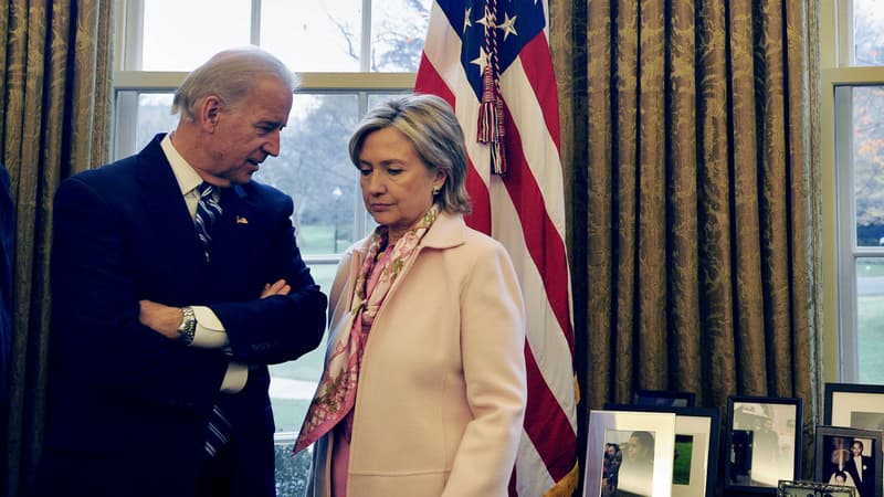 Hillary Clinton et Joe Biden, s'entretenant ici dans le Bureau Ovale d'Obama, pourraient s'affronter pour prendre sa place.