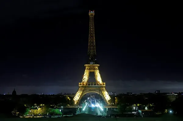 La Tour Eiffel après le retrait des anneaux olympiques, à Paris, le 27 septembre 2024