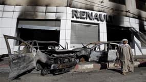 Concession automobile incendiée dans le quartier de Bab El Oued, à Alger. Le calme est revenu dimanche dans plusieurs villes d'Algérie secouées cette semaine par des journées d'émeutes liées à un taux de chômage élevé et à une forte hausse du prix des pro