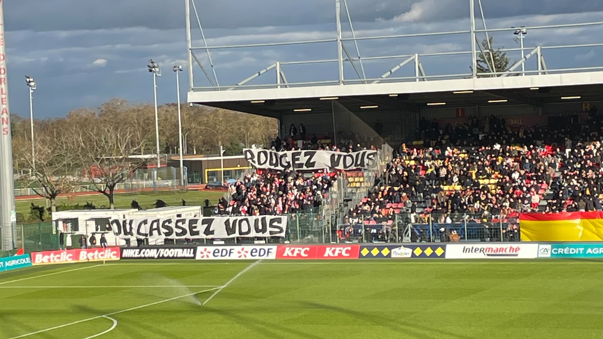 La banderole cinglante des supporters de Monaco avant le match de Coupe face à Orléans