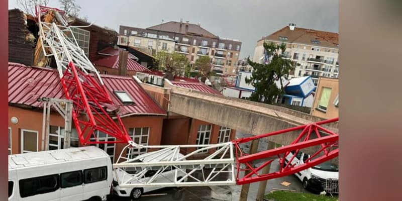 Des grues sont tombées au sol après le passage d'une tornade à Ermont, dans le Val-d'Oise, ce lundi 20 octobre.