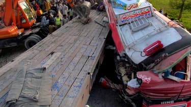 Un autocar de passagers et un tracteur sont entrés en collision dimanche près de la ville de Sukkar, au nord de la métropole économique Karachi, dans la province méridionale du Sind, au Pakistan.