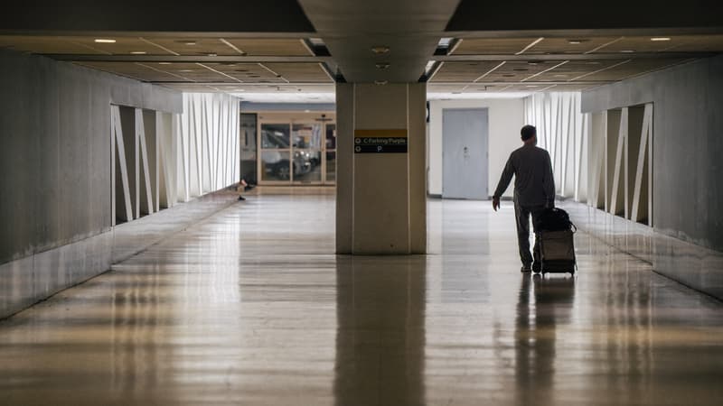 Un voyageur à l'aéroport de Houston le 5 août 2021.