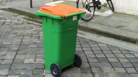 La nouvelle poubelle orange servir à collecter le compost à Paris.