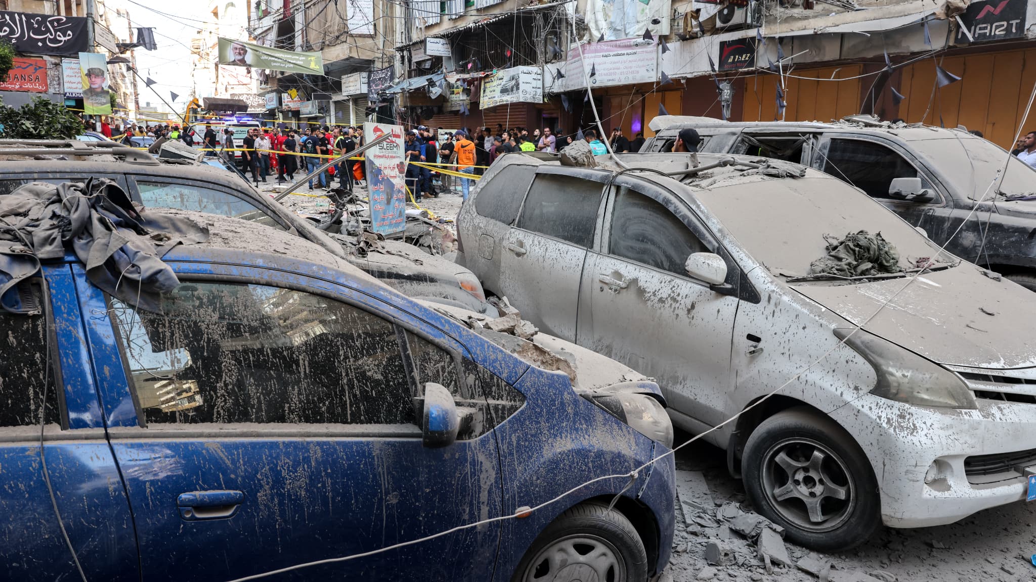 Une rue de Beyrouth jonchée de débris après une frappe israélienne, le 24 septembre 2024